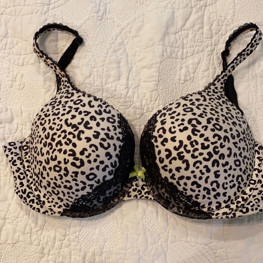 Victoria’s Secret. Body by Victoria 34DD